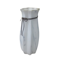 Vase en céramique couleur marbre blanc H27.5 cm