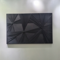 Tableau à drapés en relief en tissu noir cadre en bois - 80x120 cm
