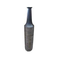 Vase en résine noir et doré H75 cm
