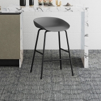Lot de 4 tabourets en plastique gris piètement métal noir